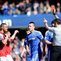 Bóng đá - Bi hài: Gibbs "thay" Chamberlain nhận thẻ đỏ