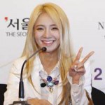 Ca nhạc - MTV - Hyoyeon (SNSD) lẻ loi đến dự họp báo