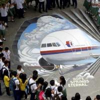 Ảnh ấn tượng: HS đứng quanh tranh 3D vẽ MH370