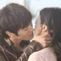 Nụ hôn khiến fan ghen tỵ của hotboy SuJu