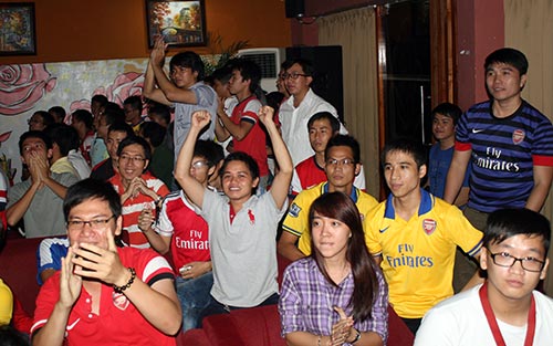 Hụt hẫng, nhưng fan Arsenal ngẩng cao đầu - 9