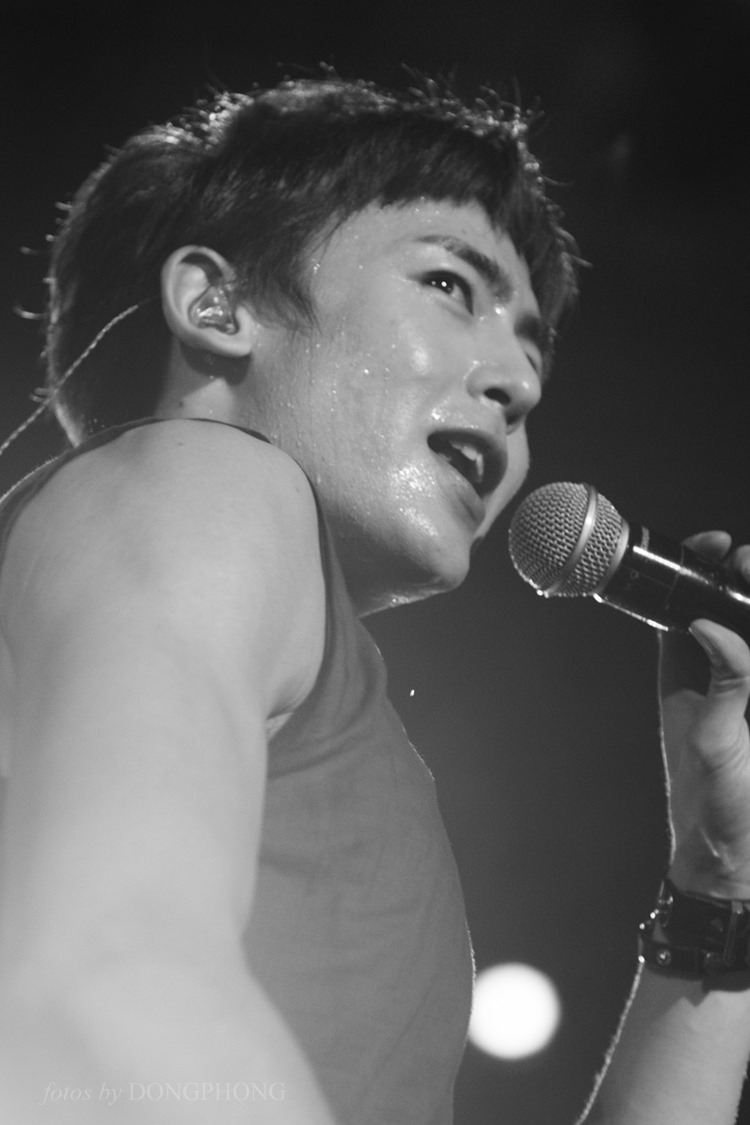 Nichkhun đầm đìa mồ hôi.
