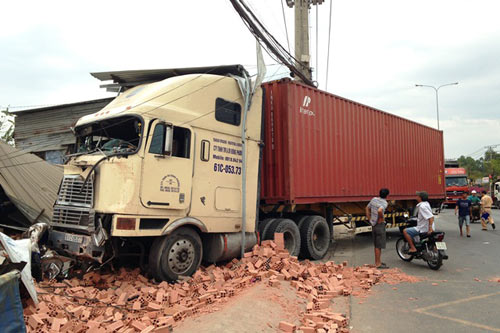 Container mất lái san phẳng 3 căn nhà - 1
