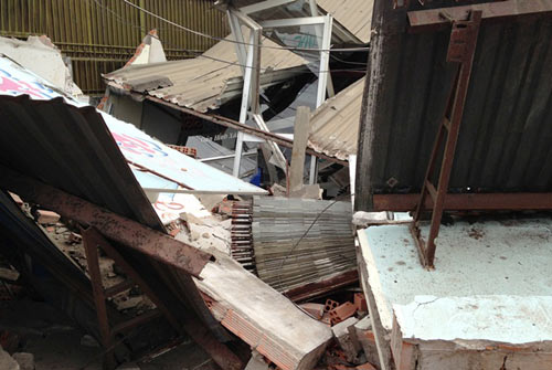 Container mất lái san phẳng 3 căn nhà - 2