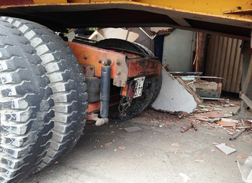 Container mất lái san phẳng 3 căn nhà - 3