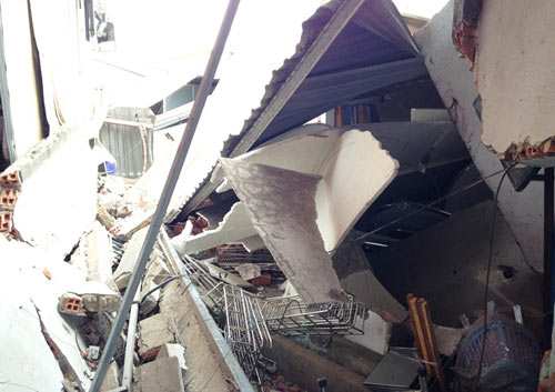 Container mất lái san phẳng 3 căn nhà - 4