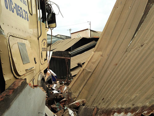 Container mất lái san phẳng 3 căn nhà - 5