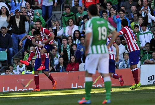 Betis - Atletico: Chiếc thẻ đỏ tai hại - 1