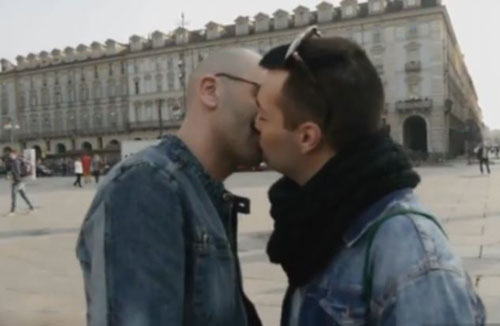 Video: Trao nụ hôn đầu cho... người lạ mặt - 1