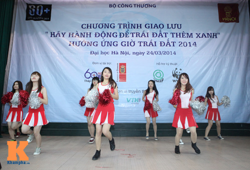 Hàng nghìn SV đội mưa hưởng ứng Giờ Trái đất - 2