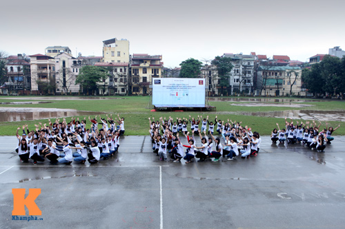Hàng nghìn SV đội mưa hưởng ứng Giờ Trái đất - 12