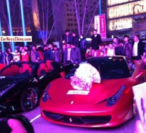 Dùng siêu xe Ferrari 458 cầu hôn bạn gái - 1