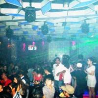Pháp luật - Quán bar bị đột kích, trăm "dân chơi" náo loạn