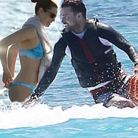 Ca nhạc - MTV - Vợ chồng Justin Timberlake vui vẻ lướt sóng