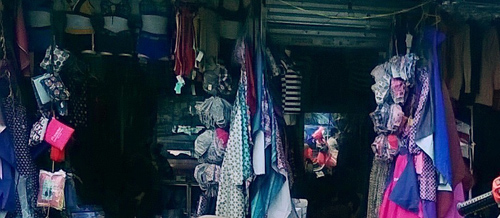 Khẩu trang vỉa hè "bóp cổ" khách qua đường - 2