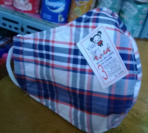 Khẩu trang vỉa hè "bóp cổ" khách qua đường - 3