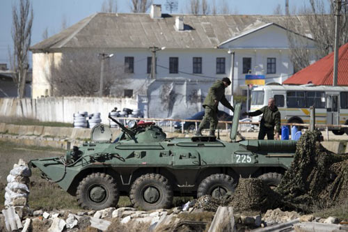 Lính Ukraine rời Crimea trong vội vàng và hổ thẹn - 1