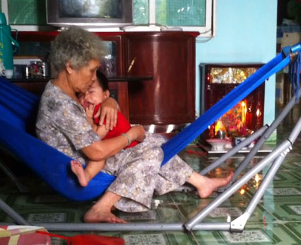 Giữ trẻ không phép: Bếp 10 mét vuông, nhét 10 bé - 2