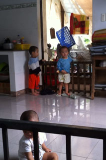 Giữ trẻ không phép: Bếp 10 mét vuông, nhét 10 bé - 3