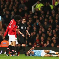 Bóng đá - Fellaini ra đòn cùi chỏ hạ đo ván Zabaleta
