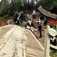 Tin tức trong ngày - Xe tải lao xuống vực, 4 người thương vong