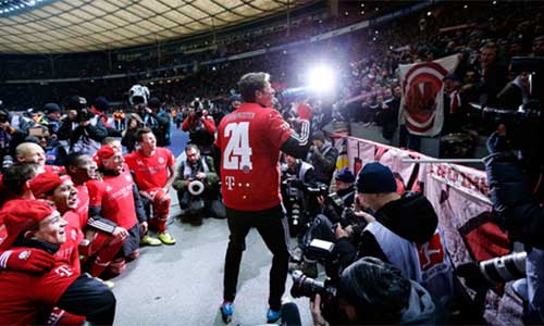 Bayern vô địch, ăn mừng với đĩa bạc... giả - 4