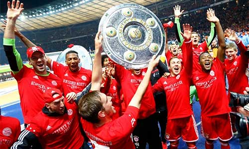 Bayern vô địch, ăn mừng với đĩa bạc... giả - 8