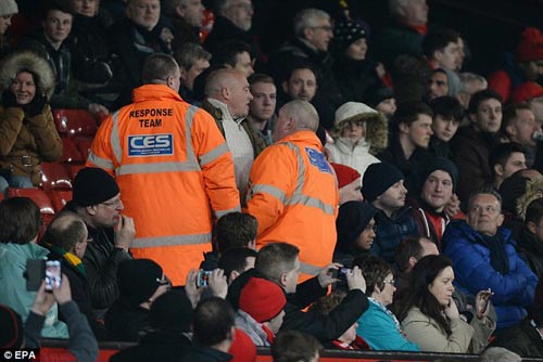 MU: Fan gào thét chửi bới D.Moyes - 4