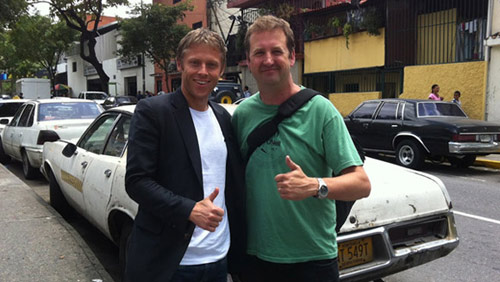 Đặt chân đến 5 châu lục chỉ trong…1 ngày - 1