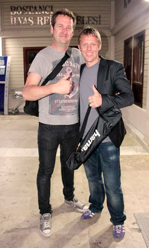 Đặt chân đến 5 châu lục chỉ trong…1 ngày - 3