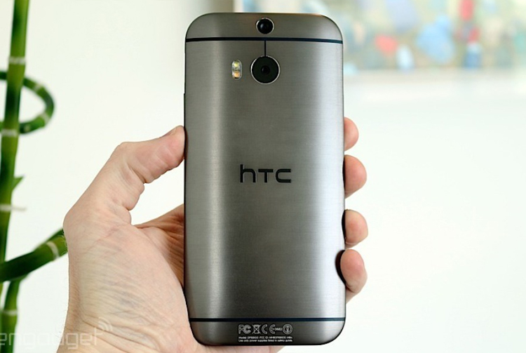 Chiếc smartphone HTC One M8 có sẵn trong các phiên bản màu xám, bạc và vàng và sẽ bán ra tại mộ số thị trường ngay từ hôm nay. Ngoài ra, One mới cũng sẽ cập bến 230 nhà mạng tại châu Âu, Bắc Mỹ, Châu Á - Thái Bình Dương, Trung Quốc, châu Phi và Trung Đông.
