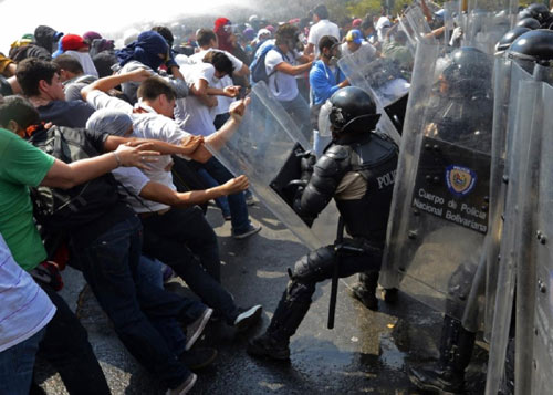 Venezuela: Bắt 3 tướng âm mưu đảo chính - 2