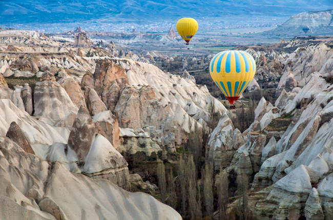 Bạn sẽ bay trên những núi đá, thung lũng hay vườn nho của vùng Cappadocia tuyệt đẹp.
