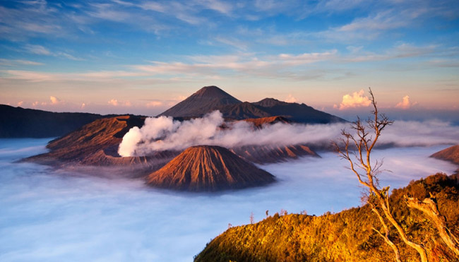 Với cảnh quan thiên nhiên hùng vĩ và những ngọn núi lửa trùng điệp khiến Bromo trở thành điểm đến tuyệt vời cho&nbsp;du lịch bằng khinh khí cầu.&nbsp;
