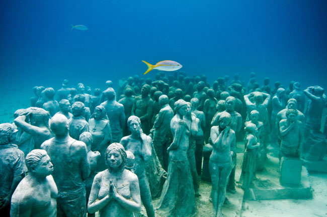 10. Bảo tàng điêu khắc dưới nước Cancun nằm ngoài khơi bờ biển Isla Mujeres (Mexico). 
