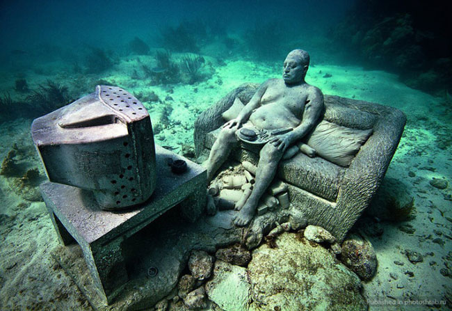 Nhà điêu khắc Jason deCaires Taylor đã tạo ra những tác phẩm thú vị này để thay thế những rạn san hô bị ăn mòn. Đây là điểm đến thu hút đông đảo khách du lịch và những người ưa thám hiểm.  
