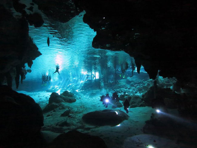 Du khách sẽ thỏa sức khám phá những hang động ngập nước rộng lớn, với độ dài hơn 100km.
