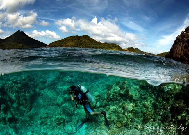 9. Bali, Indonesia. Bên dưới bãi biển đá ở làng chài Tulamben, thuộc phía Đông Bắc Bali (Indonesia) có xác con tàu đắm Liberty nổi tiếng, thu hút các thợ lặn đến từ khắp nơi trên thế giới. 
