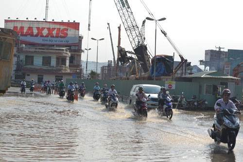 Đà Nẵng: Thi công cầu, vỡ toang đường ống nước - 1