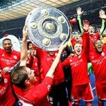 Bóng đá - Bayern vô địch, ăn mừng với đĩa bạc... giả