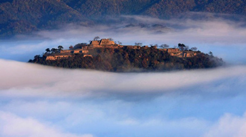 Lâu đài trong mây huyền bí ở Nhật Bản - 1