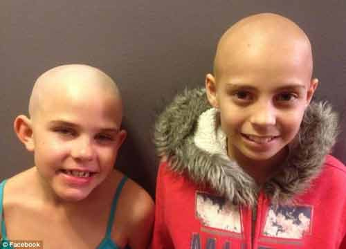 Bé gái cạo trọc đầu để động viên bạn ung thư - 1