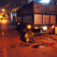 Tin tức trong ngày - Say rượu lái xe, lao đầu vào xe tải