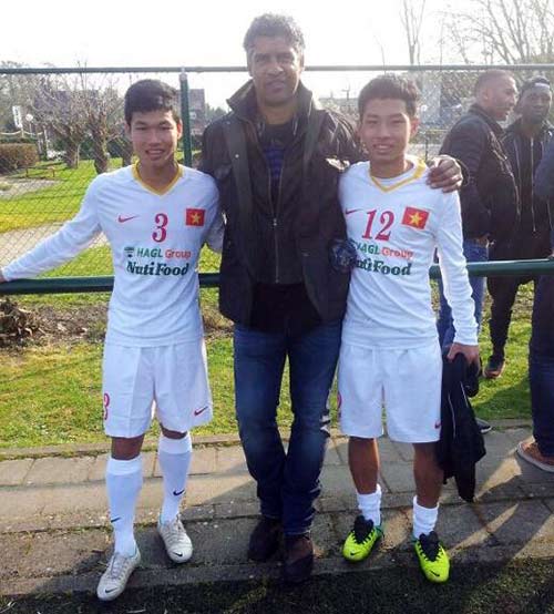 U19 VN phấn khích khi gặp cựu HLV Barca - 1