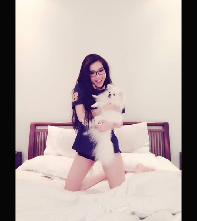 Cô nàng sexy bậc nhất showbiz Việt còn thường mang theo cún cưng lên trên giường ngủ.
