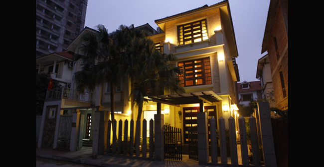 Căn nhà tiện nghi của Hồ Quỳnh Hương trở nên đẹp hơn khi về đêm với ánh đèn vàng tỏa ra từ khắp các phòng.
