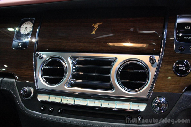 Còn nhớ năm 2012, bộ sưu tập Rolls-Royce Phantom Year of the Dragon gồm 33 chiếc được hãng xe Anh quốc sản xuất dành riêng cho thị trường Trung Quốc. Và thật bất ngờ khi tại dải đất hình chữ S, đã có 6/33 chiếc Rolls-Royce Phantom phiên bản Rồng.
