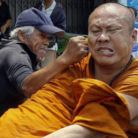 Tin tức trong ngày - Ảnh ấn tượng: Người biểu tình tấn công nhà sư