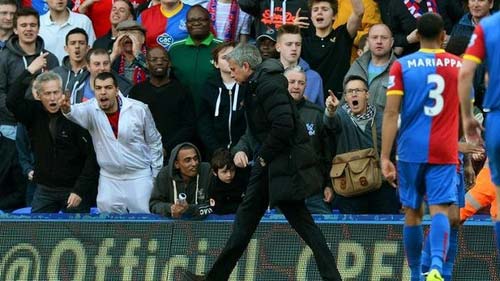 Dọa đấm trẻ con, Mourinho vẫn “thoát tội” - 2