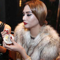 Cận cảnh chân dài trong hậu trường